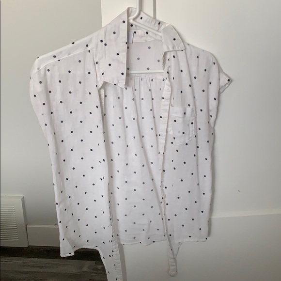 Women’s white short sleeve blouse. - Picture 1 of 2